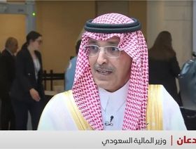 محمد الجدعان، وزير المالية السعودي ورئيس اللجنة الدولية للشؤون النقدية والمالية في صندوق النقد الدولي، في مقابلة مع "الشرق" على هامش الاجتماع الـ51 للجنة الذي عُقد في واشنطن العاصمة يوم 25 أبريل 2025 - الشرق