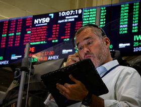 متداول يعمل في قاعة التداول في بورصة نيويورك الولايات المتحدة، 30 أبريل 2025 - رويترز 