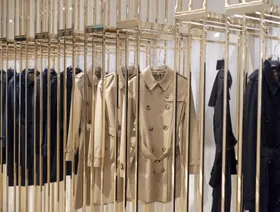 معاطف واقية من المطر معروضة في متجر "بربري غروب" في شارع بوند في لندن، المملكة المتحدة، يوم الجمعة، 15 سبتمبر 2023 - المصدر: بلومبرغ