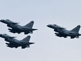 مقاتلات "J10-C" التابعة للقوات الجوية الباكستانية من إنتاج شركة "تشنغدو إير كرافت" الصينية خلال تحليقها - AFP