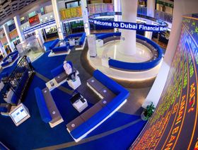 مستثمر يترقب افتتاح التداول في سوق دبي المالي. دبي، الإمارات العربية المتحدة - المصدر: بلومبرغ