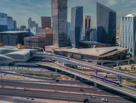 قطاران يتحركان على مسار مرتفع قرب محطة مركز الملك عبدالله المالي في العاصمة السعودية. تم افتتاح مشروع "قطار الرياض" من قبل الملك سلمان بن عبدالعزيز آل سعود في27 نوفمبر 2024 - الشرق