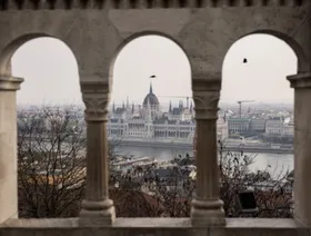 مبنى البرلمان المجري على نهر الدانوب كما يُرى من حي القلعة في بودابست، المجر - بلومبرغ