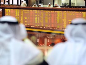 متداولان يتابعان أداء أسهم بورصة الكويت - المصدر: بلومبرغ
