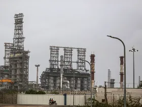 المصافي الحكومية الهندية تدرس بدائل النفط الروسي بعد العقوبات