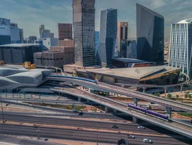 شح السيولة وتمويل المشاريع الكبرى يدفعان البنوك السعودية لتغيير استراتيجيتها