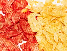 رقائق بطاطس 'رفلز فليمن هوت' إلى جانب رقائق 'سيمبلي رفلز هوت آند سبايسي' الخالية من الأصبغة الصناعية - بلومبرغ