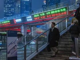 شريط إلكتروني يعرض أرقام الأسهم في منطقة لوجيازوي المالية في بودونغ بشنغهاي، الصين - بلومبرغ