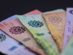 أوراق نقدية سعودية من فئات مختلفة - المصدر: بلومبرغ
