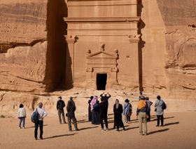 سياح في مدينة العلا التاريخية في السعودية. 22 يناير 2023 - المصدر: بلومبرغ