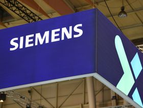 لافتة تحمل شعار شركة "سيمنز" الألمانية  - المصدر: بلومبرغ