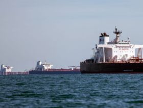 مخاطر البحر الأحمر والمناخ ترفع تكاليف استئجار ناقلات النفط