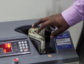 صراف في بنك "إتش دي إف سي" يقوم يحصي أوراقاً نقدية فئة 500 روبية هندية في فرع البنك في مومباي، الهند - المصدر: بلومبرغ