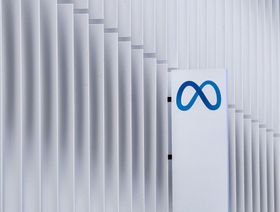لافتة عليها شعار شركة "ميتا بلاتفورمز" خارج متجر الشركة لمنتجات الميتافيرس في بورلينجيم، كاليفورنيا، الولايات المتحدة - المصدر: بلومبرغ