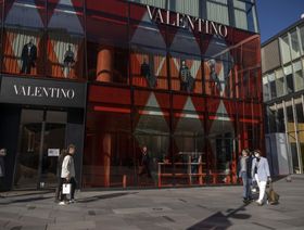 \"فالنتينو\" تتوقع نظرة قاتمة لنمو السلع الفاخرة