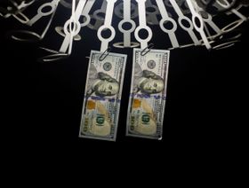 أوراق نقدية من فئة 100 دولار أميركي في هونغ كونغ، الصين - المصدر: بلومبرغ