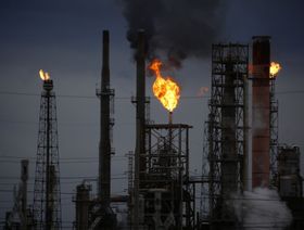 \"أرامكو\" تستثني انبعاثات المصانع خارج السعودية من حساباتها
