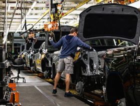ركود الإنتاج الصناعي الأميركي في أبريل بقيادة السيارات