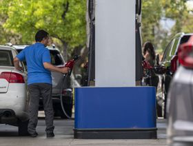 عملاء يتزودون بالوقود في محطة وقود كوستكو في كونكورد، كاليفورنيا، الولايات المتحدة. - المصدر: بلومبرغ