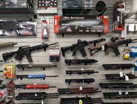 أسلحة نارية للبيع في كاليفورنيا - المصور: بنج جوان / بلومبرغ