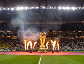 شعلات نارية تحيط بنموذج ضخم لكأس العالم قبل المباراة الافتتاحية لبطولة كأس العالم 2022 التي استضافتها قطر - المصدر: بلومبرغ