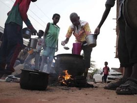 سكان ينتظرون دورهم لأخد الطعام في الخرطوم، السودان - المصدر: بلومبرغ