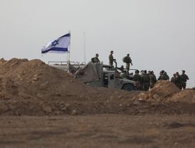 قوات إسرائيلية متمركزة بالقرب من الحدود مع غزة في 29 أكتوبر 2023 - المصدر: بلومبرغ