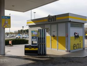محطة وقود "إيني" مغلقة أثناء إضراب مشغلي محطات الوقود في روما، إيطاليا. - المصدر: بلومبرغ
