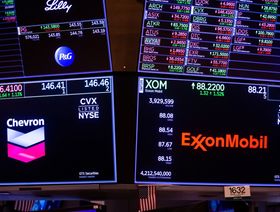 شاشة توضح حركة سهمي "شيفرون"  و"إكسون موبيل" في بورصة نيويورك للأوراق المالية (NYSE) في نيويورك، الولايات المتحدة، يوم الاثنين 27 يونيو 2022. - المصدر: بلومبرغ
