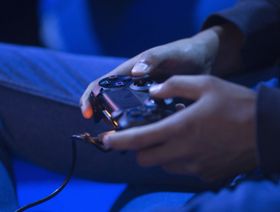 يستخدم اللاعب وحدة تحكم لتشغيل لعبة فيديو. - المصدر: بلومبرغ