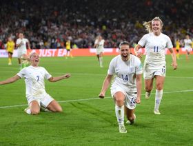 فران كيربي من فريق إنجلترا تحتفل مع زميلاتها في الفريق خلال مباراة نصف نهائي بطولة أوروبا للسيدات 2022 بين إنجلترا والسويد في شيفيلد، إنجلترا، 26 يوليو 2022 - المصدر: غيتي إيمجز