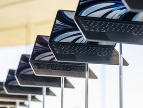 الكشف عن كمبيوتر MacBook Air الجديد خلال مؤتمر مطوري "أبل" العالميين في 6 يونيو 2022. - المصدر: بلومبرغ