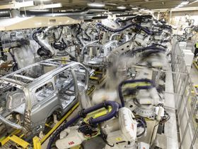 أذرع آلية على خط إنتاج سيارة "ميني فان" الكهربائية التي تنتجها شركة "زيكر" في مصنع تابع لمجموعة "جيلي" في مقاطعة تشيجيانغ، الصين - المصدر: بلومبرغ