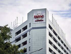 شعار شركة "تايوان لصناعة أشباه الموصلات" أعلى مبنى في مجمع هسينشو العلمي في هسينشو، تايوان - المصدر: بلومبرغ
