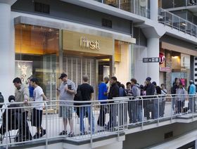 صورة بانورامية تجمع 11 لقطة تظهر طابوراً لشراء "أيفون" في تورنتو عام 2010. كندا رابع أكبر دولة من حيث عدد متاجر شركة "أبل" - المصدر: بلومبرغ