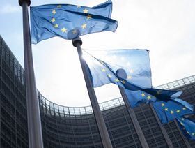 الاتحاد الأوروبي يعلق مساعيه لفرض التعريفة الرقمية ويركز على صفقة الضرائب العالمية