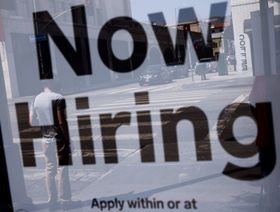 لافته مكتوب عليها "للتوظيف الآن" معلقة على متجر 7-Eleven في لوس أنجلوس ، كاليفورنيا - المصدر: بلومبرغ