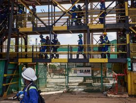 عمال يتجهون إلى المصعد في منجم موفوليرا التابع لشركة "موباني كوبر ماينز" - المصدر: بلومبرغ