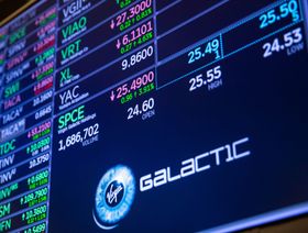 لافتة شركة "فيرجن غالاكتيك هولدينغز" في قاعة التداول ببورصة نيويورك (NYSE) في نيويورك، الولايات المتحدة، يوم الاثنين 23 أغسطس 2021 - المصدر: بلومبرغ