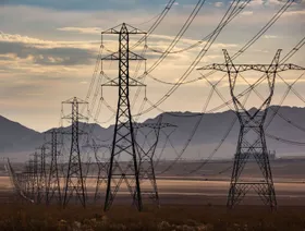 خطوط نقل كهرباء ذات جهد عالٍ - المصدر: بلومبرغ