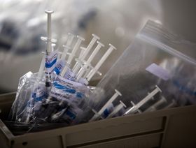 جرعات لقاح "فايزر بيونتك" في موقع التطعيم الخاص بجامعة أوريغونن في مطار بورتلاند - المصدر: بلومبرغ