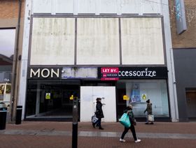 مبنى متجر "مونسون إكسيسورايز" للبيع بالتجزئة مغلق في الشارع الرئيسي في ساوثند أون سي، المملكة المتحدة - المصدر: بلومبرغ