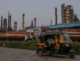 ارتفاع أسعار النفط الروسي يؤدي إلى تآكل أرباح مصافي الهند