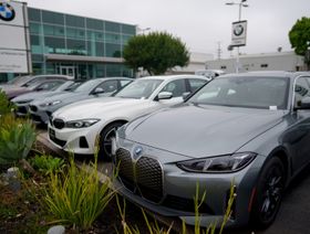 سيارات "BMW" جديدة للبيع في وكالة للشركة في لوس أنجلوس، كاليفورنيا، الولايات المتحدة، 30 أبريل 2025 - بلومبرغ