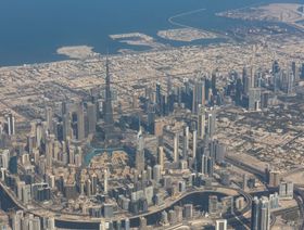 برج خليفة الأطول في العالم يتوسط العديد من المباني التجارية في دبي، الإمارات العربية المتحدة - المصدر: بلومبرغ