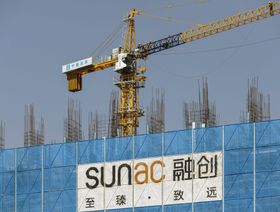 لافتة "سوناك" (Sunac) في موقع بناء مشروع منتجع تطوره الشركة في هاييان، مقاطعة تشجيانغ، الصين - المصدر: بلومبرغ