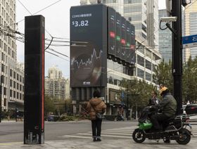 شاشة عرض عامة تظهر أرقام الأسهم بشنغهاي في الصين، يوم الأربعاء الموافق 7 ديسمبر - المصدر: بلومبرغ