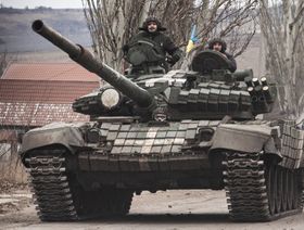 دبابة ترفع علم أوكرانيا - المصدر: بلومبرغ