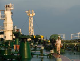 مصافٍ صينية خاصة تتهافت على شراء النفط الإيراني