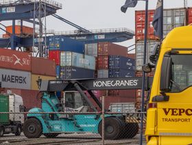 حاويات فارغة عالقة في روتردام تهدد باضطراب الشحن من آسيا
